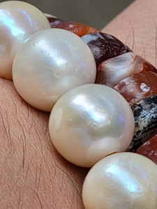 清代老东珠手串,共18颗,含一颗翡翠.珠径13左右,颗颗精选