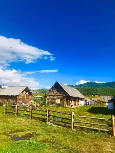 禾木村也是仅存的3个图瓦人村落(禾木村,喀纳斯村和白哈巴村)中最远和