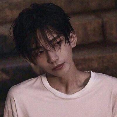 男生头像伤感孤独头像谁在这刻替代我去爱你