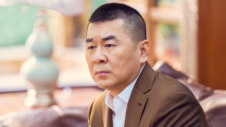 陈建斌多巴胺穿搭出圈!胡子拉碴配彩色时装,ai换脸魔性又搞笑