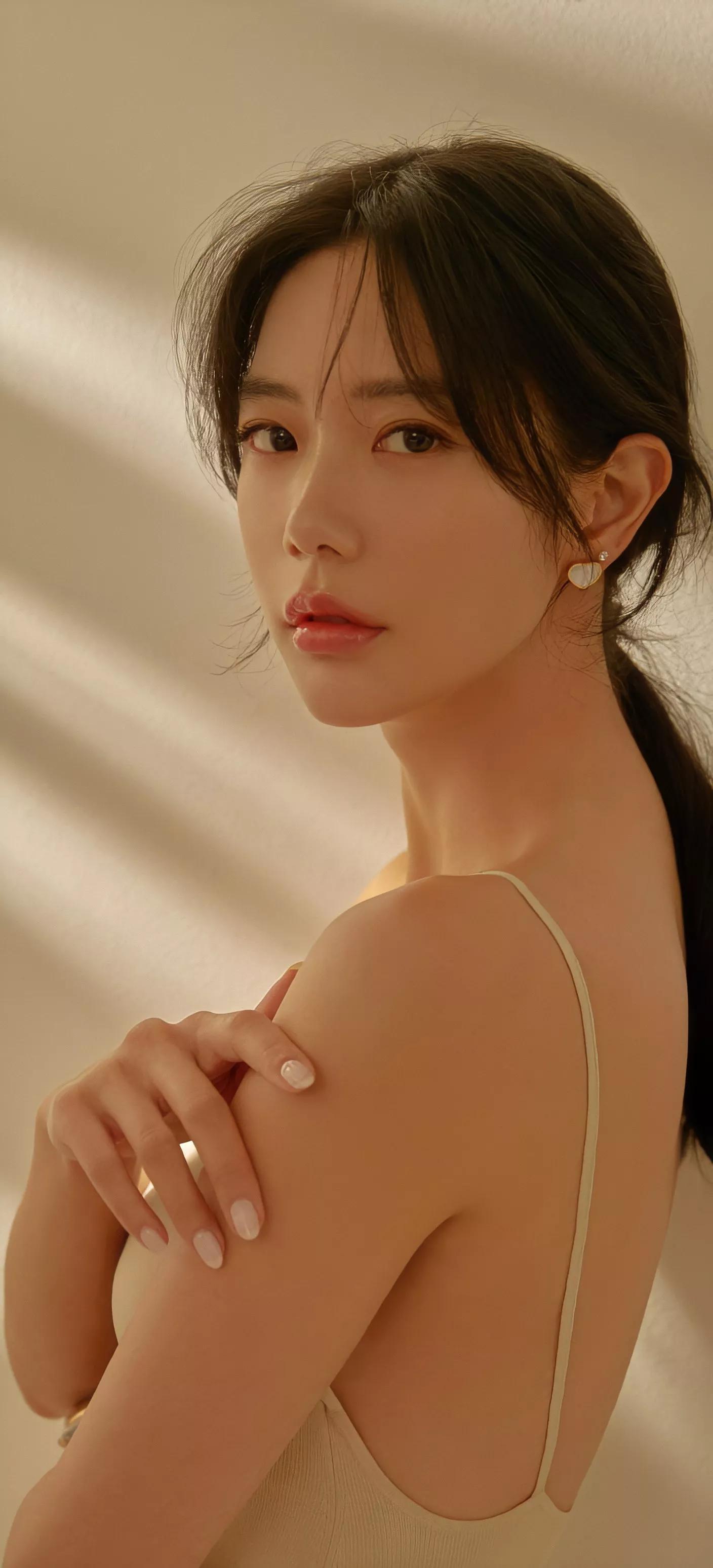 时尚女神克拉拉高清壁纸写真,千娇百媚,姿容绝代_身材