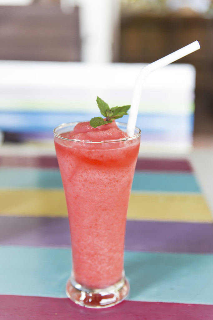 新鲜西瓜汁的装饰,玻璃的西瓜奶昔.选择性焦点