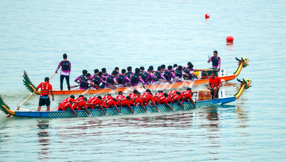 9月27日,参赛龙舟在比赛中.