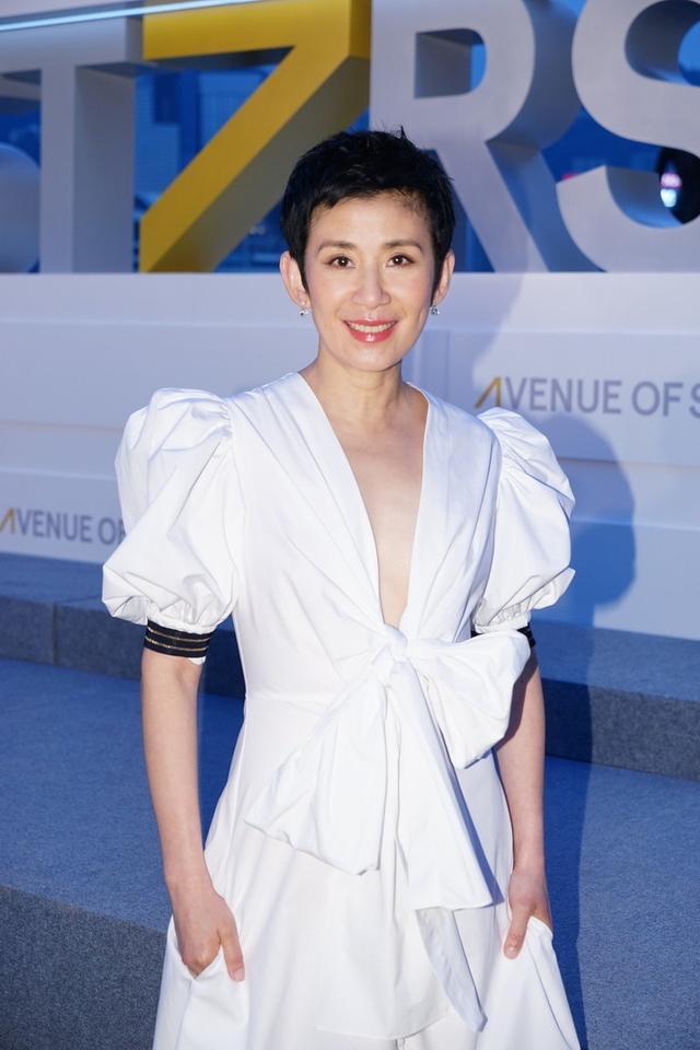 54岁吴君如好"敢穿",白色连衣裙领口开到腰,短发洋气又显气质