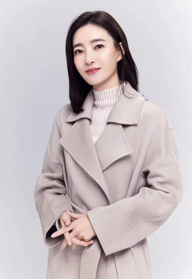 王丽坤演小品造型吸睛,穿一件浅灰色大衣,气质很出众!