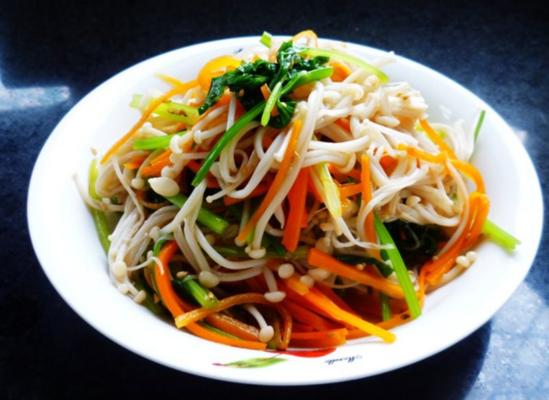 凉拌金针菇是饭前开胃小菜,年轻朋友都非常喜欢,可以试着做一做