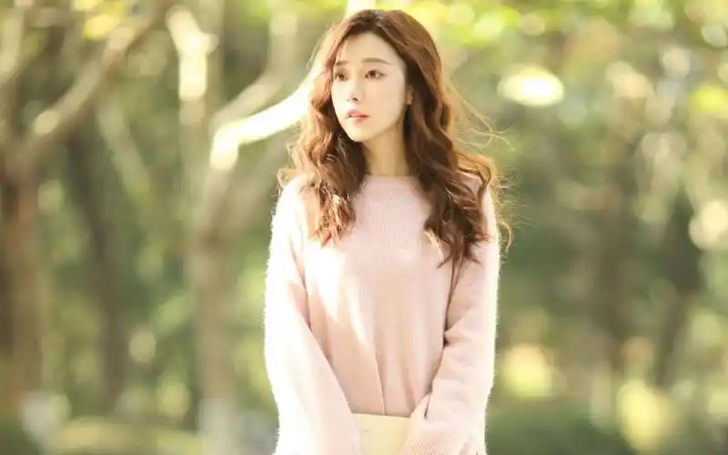 优雅知性美女丽质清爽写真