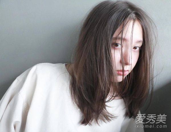 清爽干练的中分发型,半湿润感的中长发直发有着很明显的纹理感,发尾