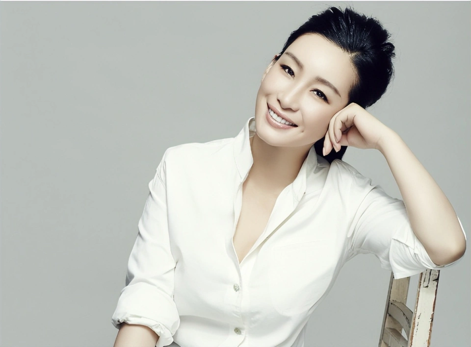 访问过日本26个城市,用14米长绸连演40多场,秦海璐""_