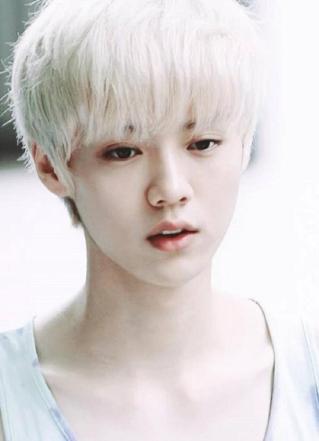 34岁鹿晗带货引热议,脸肿成"老嫂子",网友:撞脸65岁刘雪华