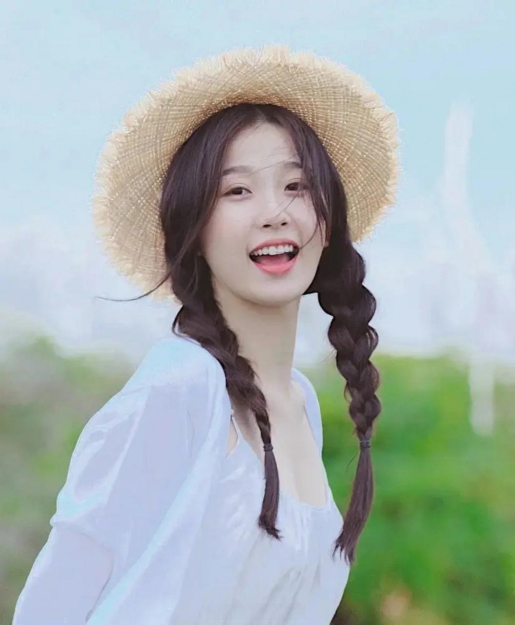 张柏芝与虞书欣同框 43岁张柏芝与27岁虞书欣在法国同框,两人之间年龄