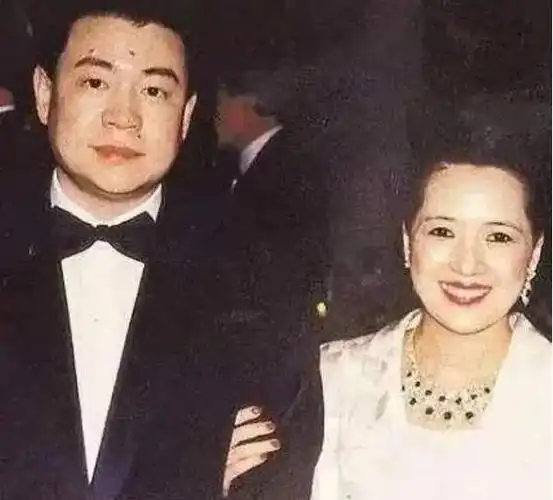 刘銮雄额头中间的痣有什么说法,有钱难买眉头痣怎么讲?