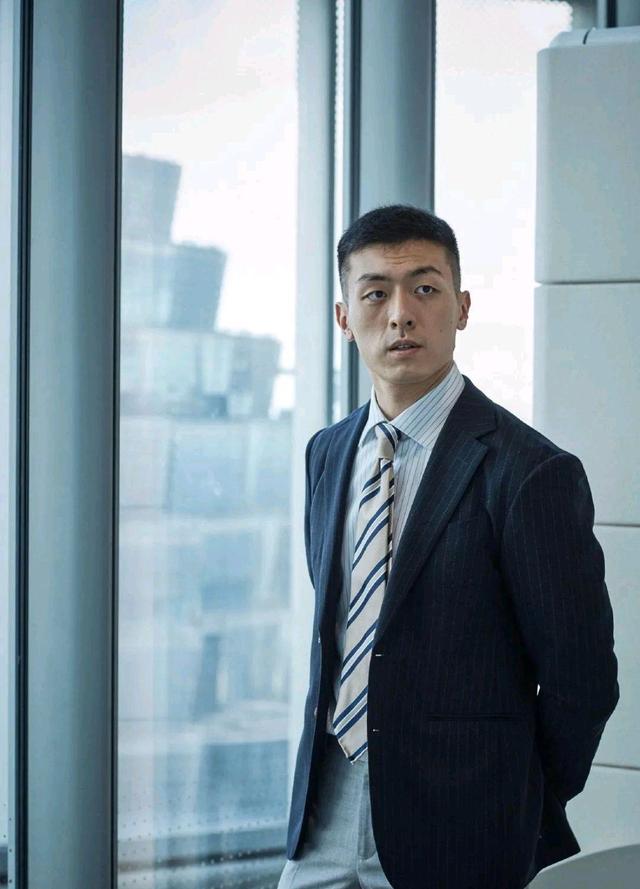 穿西装很好看的商务型男,成熟男人的魅力!