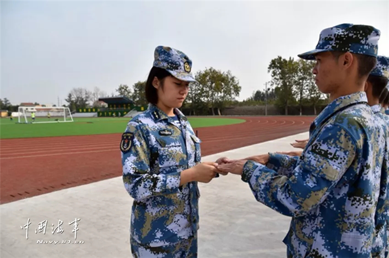 新兵连当指导员的女中尉,带的可都是男兵! - 中国军网