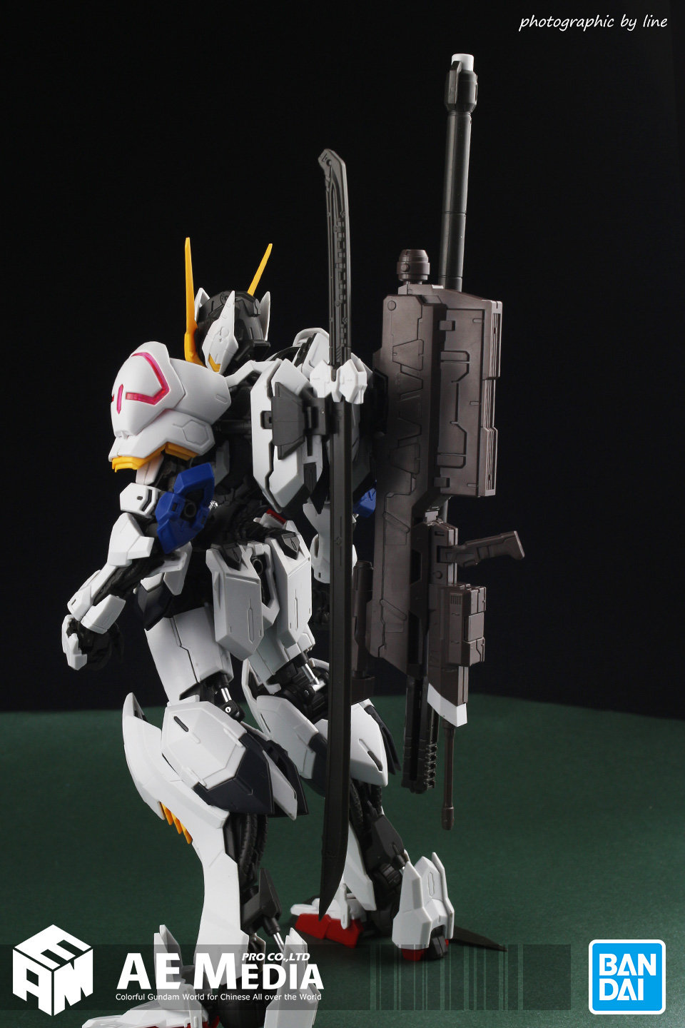 《铁血的奥尔芬斯》狂野美男巴巴托斯终究是逃不过007的悲惨命运