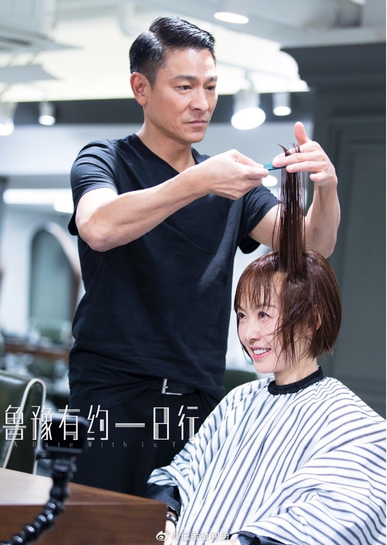 中国娱乐新闻[超话]# 【刘德华重操旧业化身理发师 为鲁豫剪发手法