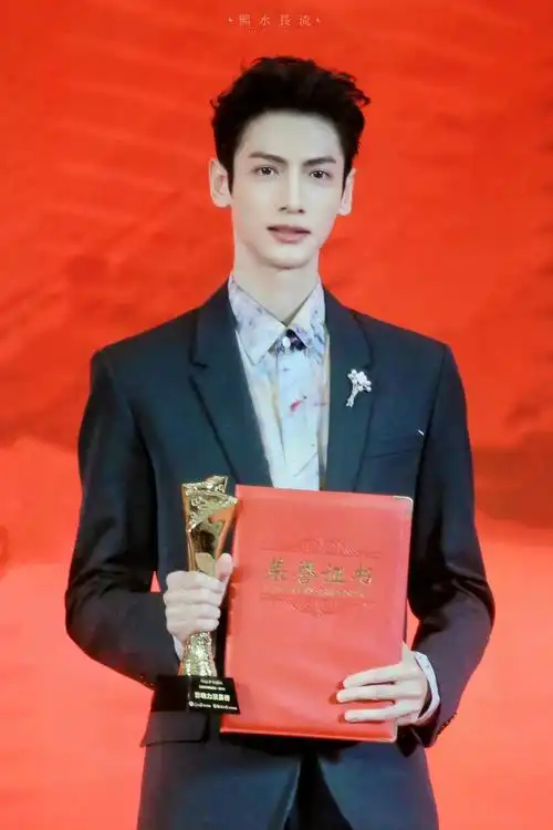 分享一组#西装杀 #罗云熙 是我见过穿西装最帅的男人601507