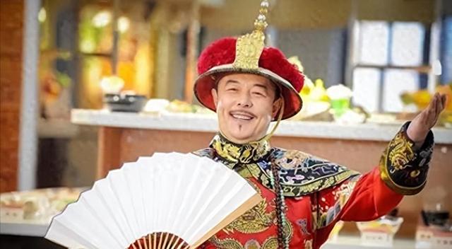 张铁林,曾经的荧幕巨星,以他在《还珠格格》中的"皇阿玛"一角而闻名