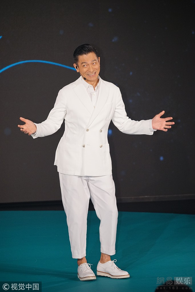 刘德华梳大背头,配白西装帅气似"鲜肉",调戏浑身肌肉的自己萌态十足