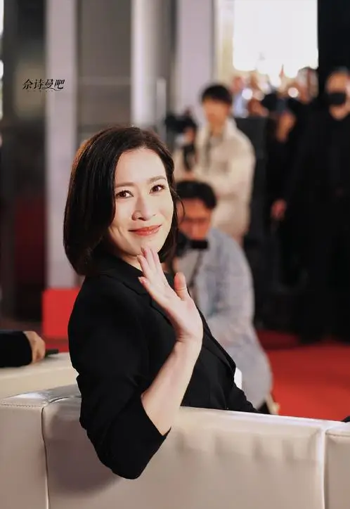 佘诗曼再次聊到结婚,50岁不怕老,感叹:存钱是最大的安全感