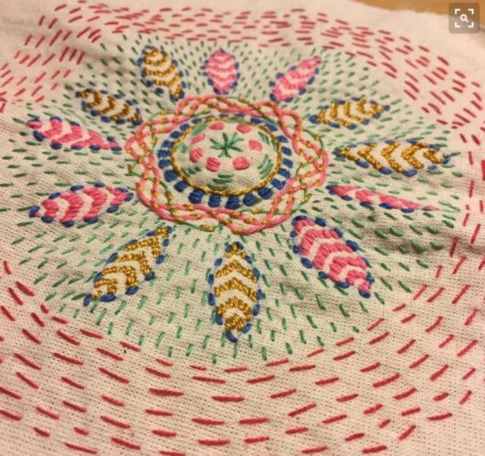 十字绣还要绣两针才算完整的一针,而平针绣一针穿过布料,就是完整的