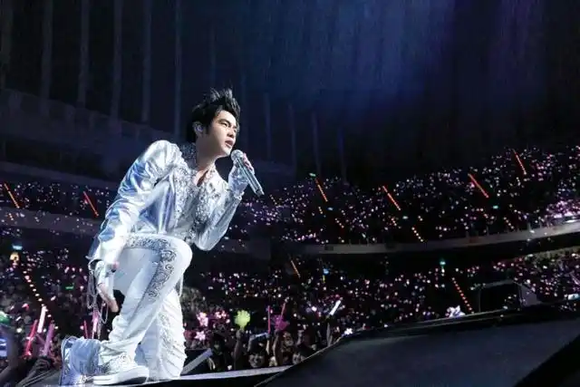 周杰伦演唱会华丽舞台下的音乐盛宴