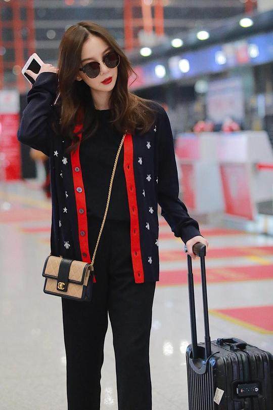 汪小敏墨镜遮面,身穿开衫现身机场,造型干净利落照片曝光