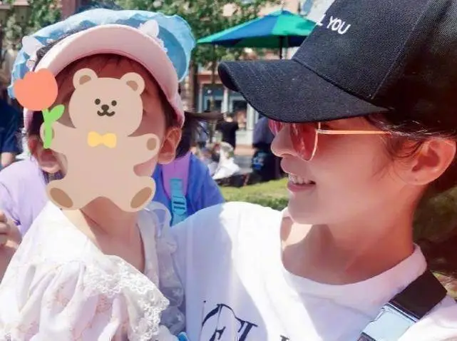 原创颖儿晒亲子照抱女儿逛乐园母爱爆棚2岁半小月亮长相让人好奇