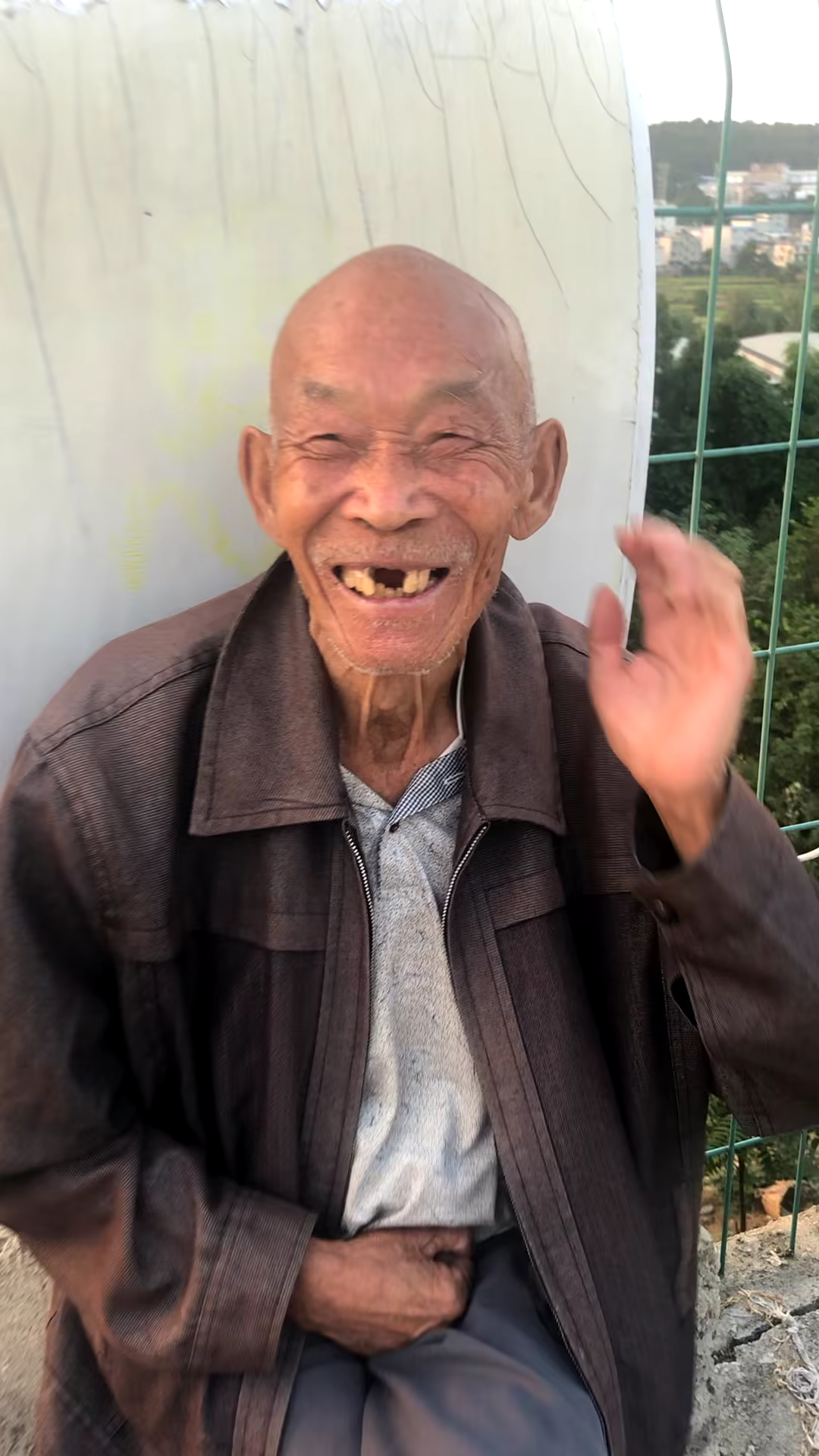 今年91岁的向大爷牙齿已经快掉完了一直住在敬老院,无儿无女,心态特别