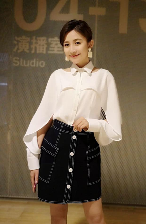 汪聪真调皮硬要穿不合脚的帆船鞋坐着的时候鞋子都能掉