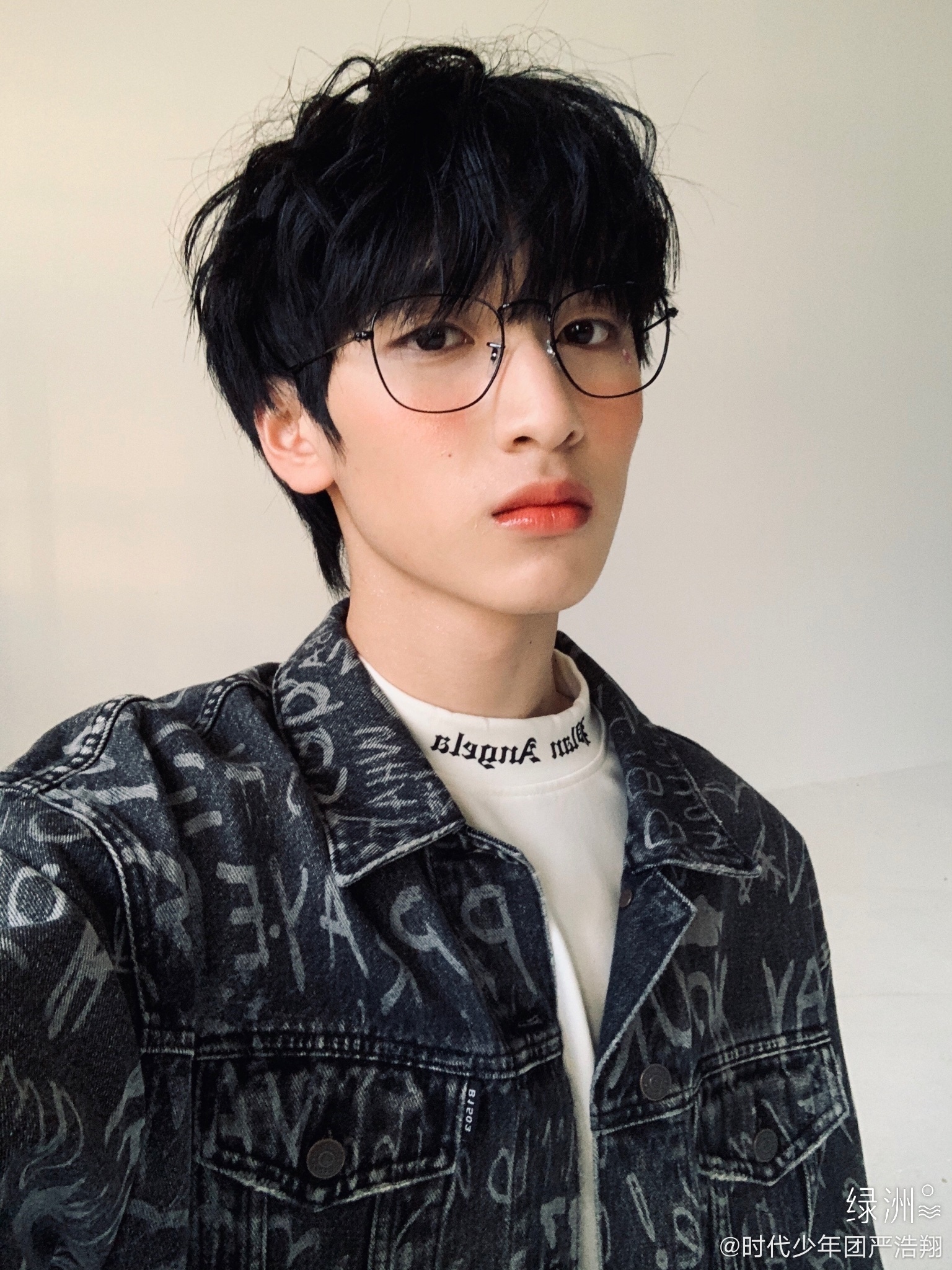 1 / 3 严浩翔自拍 严浩翔宿醉妆今天的香香戴眼镜啦!