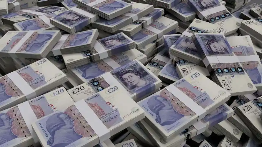 一堆成捆的20英镑钞票