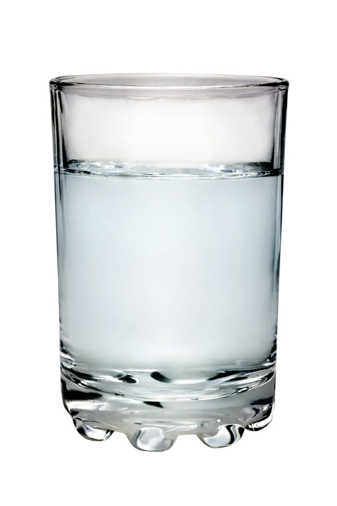 装满水的玻璃,装满白色背景上分离出的水的玻璃杯