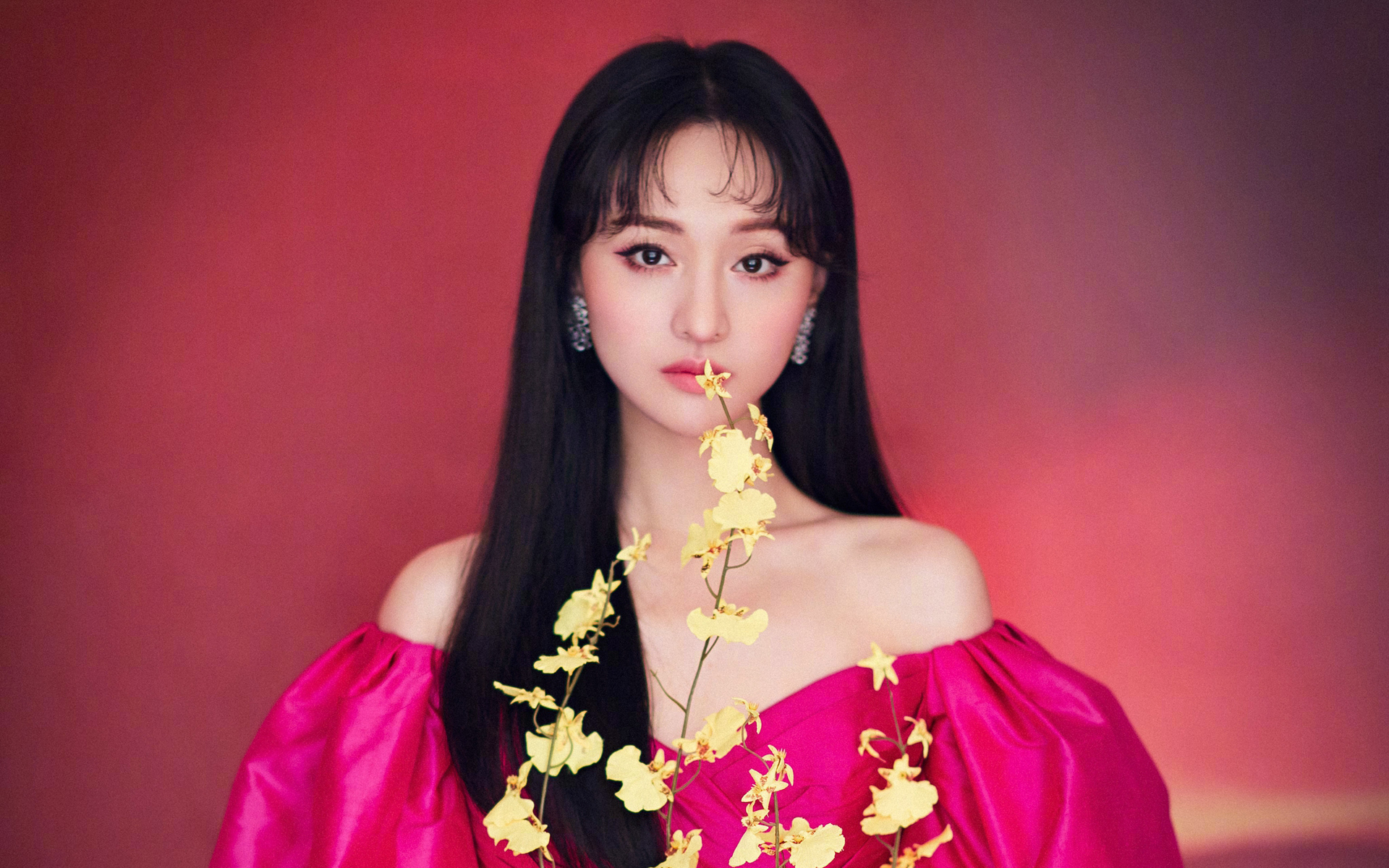 郑爽优雅玫红色露肩短裙桌面壁纸