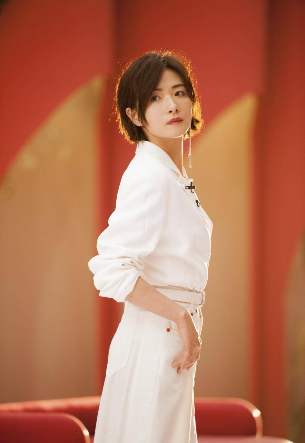 万茜解锁西装新穿法,格纹西装搭配牛仔裤小白鞋,通勤风就这么穿_白色