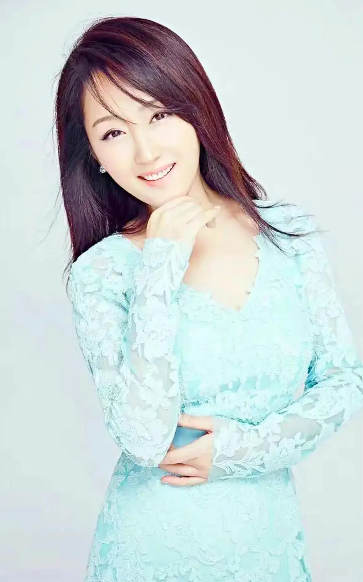 甜歌玉女杨钰莹看到无美颜的照片后,确定是53岁?_形象_年龄_自然