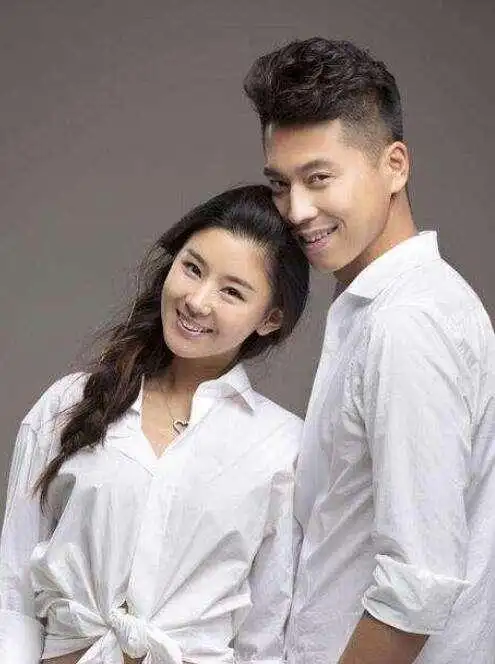 王雷和三个老婆同台 在老婆毕业典礼上求婚(1)