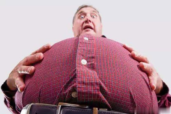 男人大肚腩的尴尬