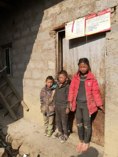 大凉山孤儿吉克同学三姐弟家