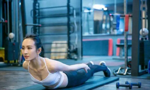 除了陈数,圈内还有一个"拼命三郎"王鸥,也曾经为了保持苗条的身材,在