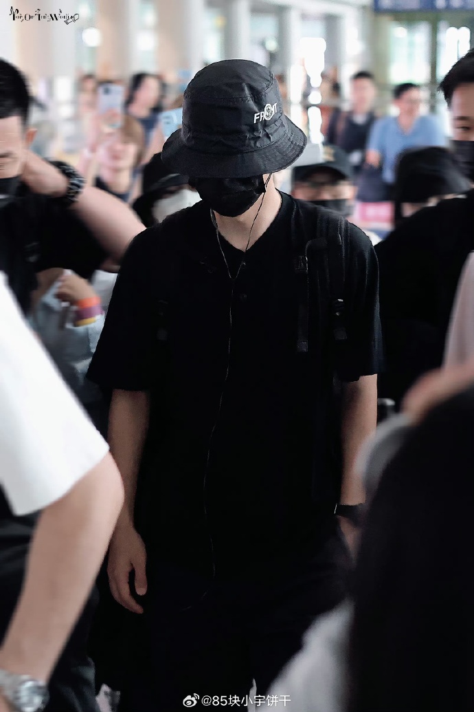 王一博机场同款包包##loewe全球品牌代言人王一博