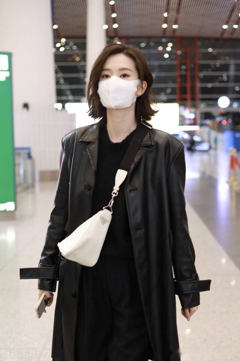 街拍:乔欣身穿黑色长款皮衣搭休闲裤走路带风气场满满_机场_乔欣_皮衣