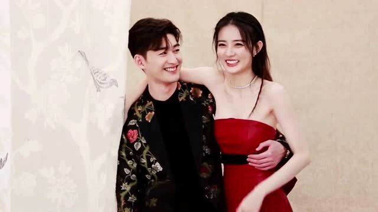 张翰手干啥呢照相就好好的照非要把徐璐楼这么紧吗