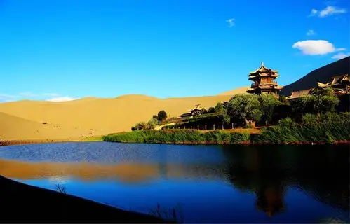 鸣沙山—月牙泉