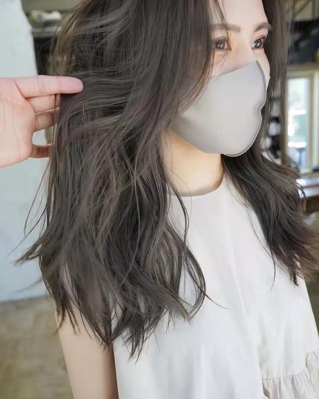 染发啥颜色显白(染发颜色推荐女生显白黑茶色)-天晟网