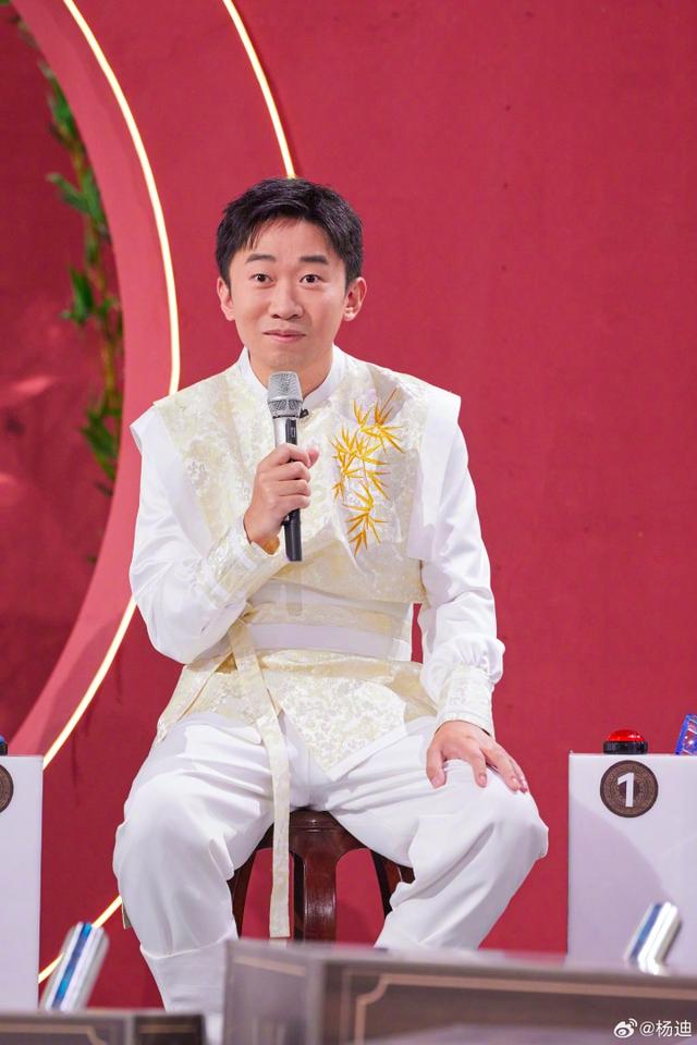 杨迪个人信息遭泄露,一早收到90多个未接 本人回应:我换号了- -华龙网