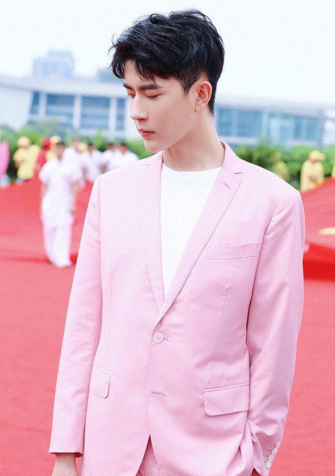 谁说男生不能穿粉红色男星粉色西装李现优雅肖战可爱