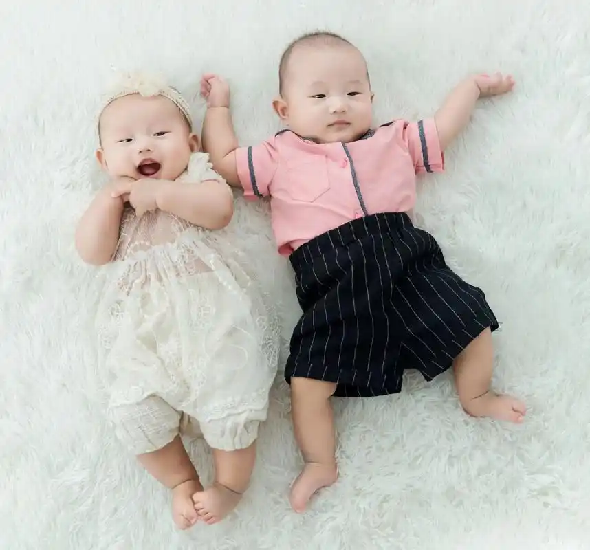 龙凤胎宝宝百天照.迟来的百天照!两个宝宝虽然已经很乖了,各三 - 抖音