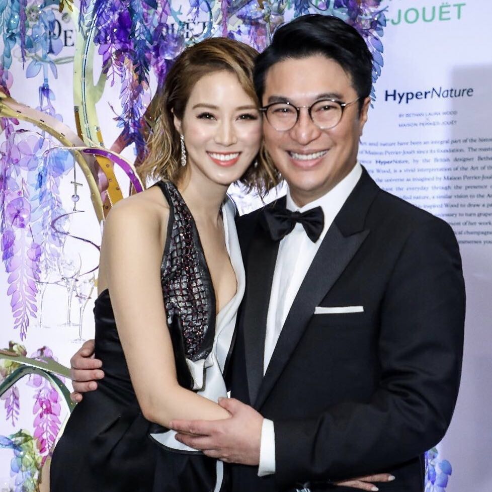 千亿媳妇徐子淇与老公同框,西装配卷发甜美减龄,哪像四个娃的妈