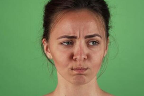 女人四十岁后长悬针纹:对生活不够满意对儿女丈夫影响较大